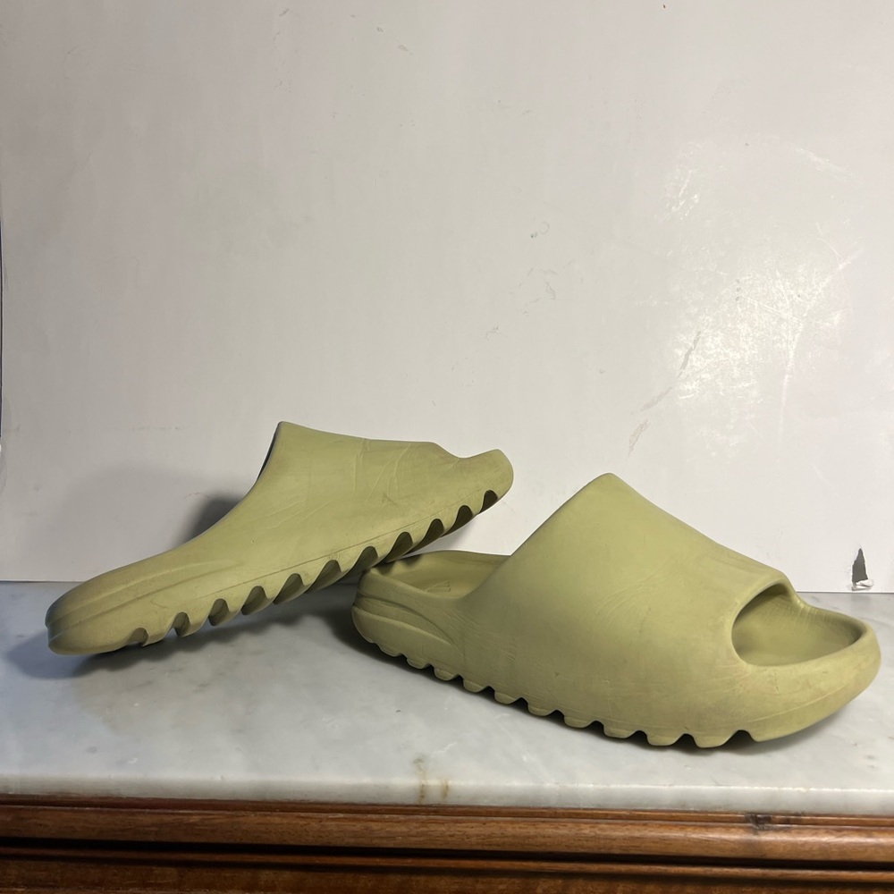Yeezy Slides ‘Resin’